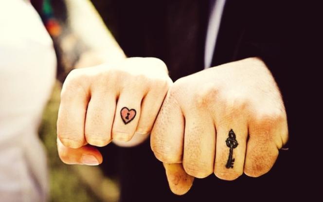 Tatuaje de pareja en lugar de las tradicionales alianzas
