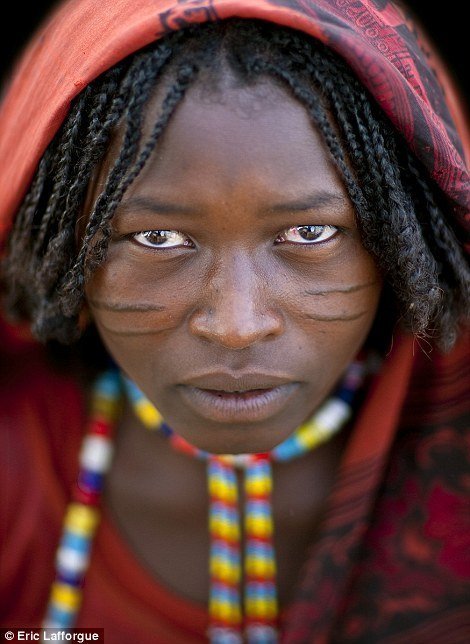 Escarificação em mulher da tribo Karrayuu 