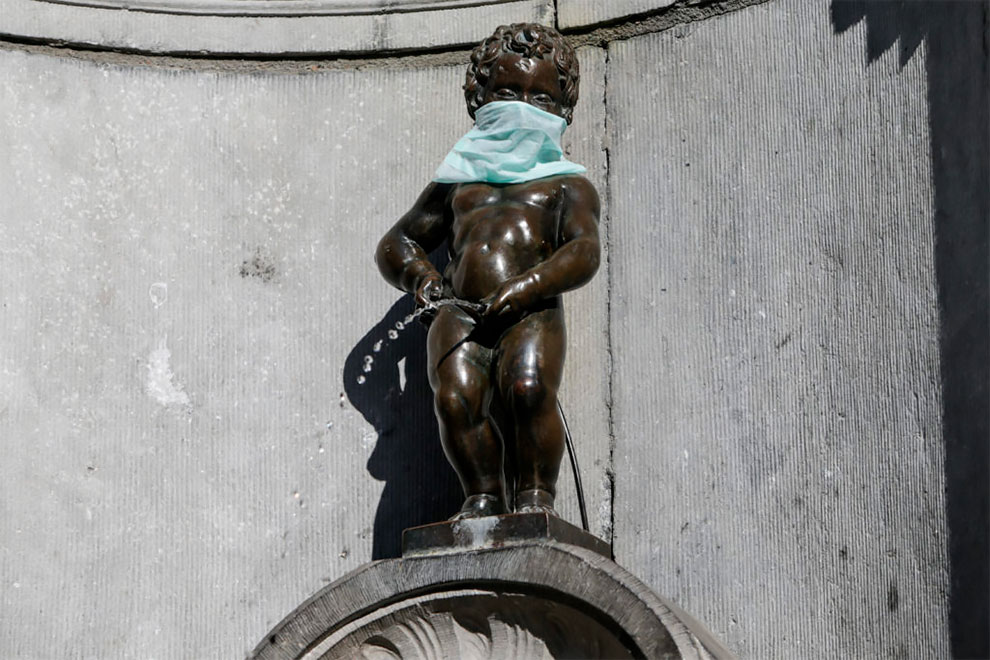 Słynny posąg "Siusiającego Chłopca" (Manneken-Pis) w Brukseli, w masce ochronnej dla wsparcia lekarzy walczących z wirusem Corona COVID-19